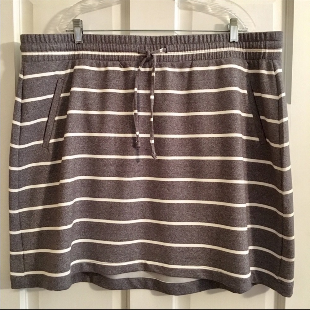 TORRID 3 Plus Gray White Stripe Pull On Knit Skirt